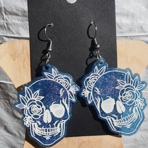 Violet color shifting Skull Earrings/Resin Jewelry/ Stainless Steel Hooks - Picture 3 of 3